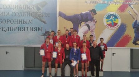 В Новочеркасске состоялся чемпионат по самбо среди мужчин и женщин